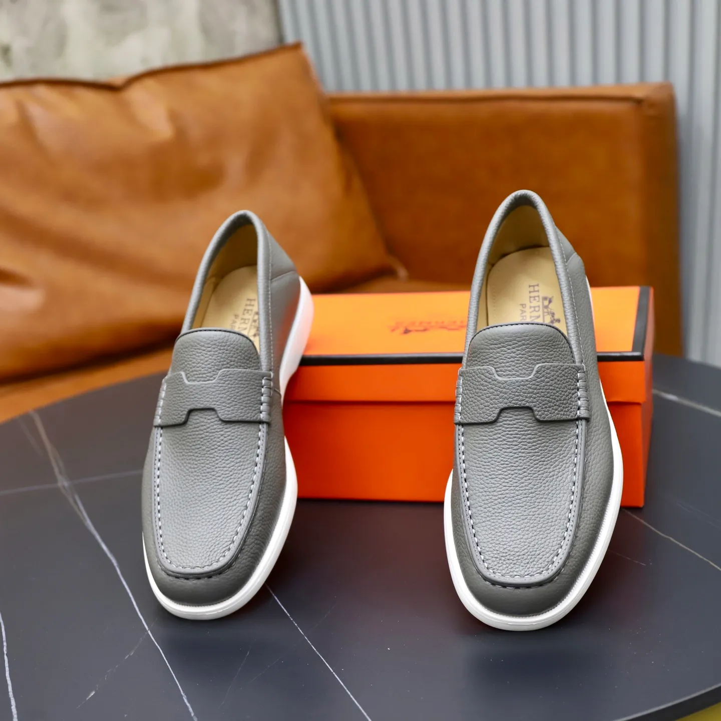 Ex-factory price: 560💰Hermès/Hermès slip-on men's shoes. This shoe is made of imported pebbled cowhide. It has simple and smooth lines and is combined with aerodynamically designed 3CM rubber foam ultra-light soles! Youthful and fashionable, classic H-shaped hardware buckle decoration, calf lining gently wraps the feet, with logo cowhide feet, casual and urban style, highlighting youthful vitality, sports and leisure version, super versatile, code number: 38-39-40-41-42-43-44 standard leather shoe size (45 can be customized but does not support returns)